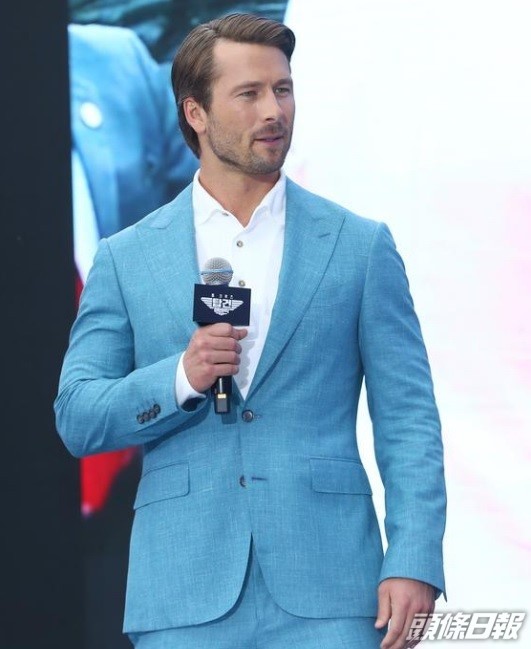 「劊子手」Glen Powell一身天藍色西裝，型爆登場。